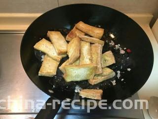 黑木耳肉沫豆腐煲,加入刚刚炸好点豆腐块