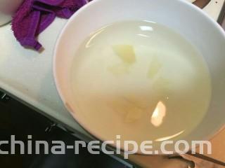 黑木耳肉沫豆腐煲,一小碗水，倒入锅中