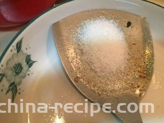 黑木耳肉沫豆腐煲,加入4小勺盐