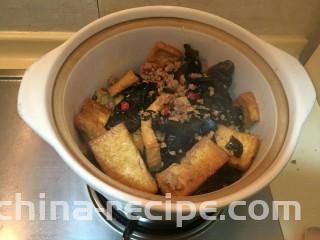 黑木耳肉沫豆腐煲,转入砂锅中