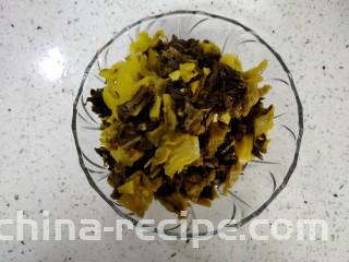 酸汤牛蛙,将李记鱼酸菜切成小丁。叶子多剁剁。