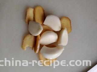 酸汤牛蛙,生姜切片，大蒜子整个拍下。