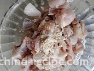酸汤牛蛙,漂洗好的牛蛙用吸水纸吸干水分，加入适量盐，胡椒粉，鸡精抓浆。