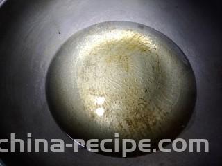 酸汤牛蛙,锅烧热，加入适量色拉油。