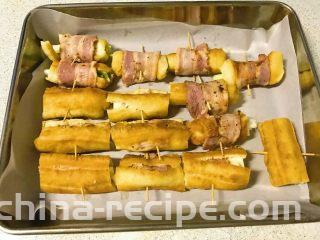 私家版培根牙签油条,摆在烤盘里，培根也可以包在油条外面。
