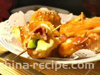 私家版培根牙签油条,肉香，油条也香脆，再加上葱香，和拉丝的芝士，每一口都回味无穷。