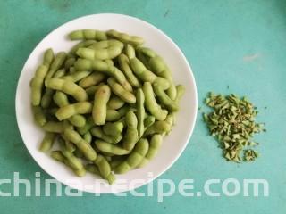 五香毛豆,将毛豆的头尾剪掉