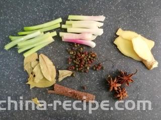 五香毛豆,准备好各种香料，喜欢吃辣的小伙伴们，自己加上辣椒，我不吃辣的，就没加，怕麻烦，直接买个卤料包回来也是可以的