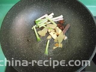 五香毛豆,油热后放入全部香料