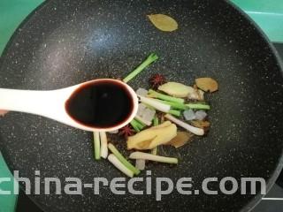 五香毛豆,加入两汤匙酱油