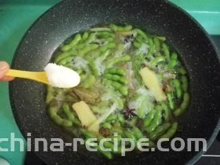 五香毛豆,加适量的盐，我加了满满两茶匙，要咸一点，不然不入味