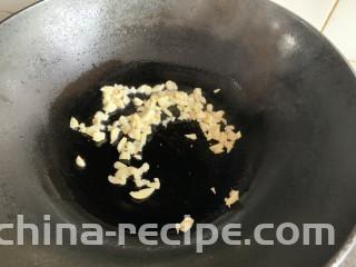 椒盐花菜,热锅倒油，下入蒜末炒香