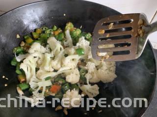 椒盐花菜,下入花菜翻炒