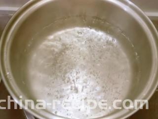 玉米渣粥,汤锅加入清水 水烧开