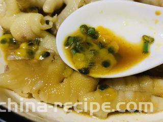 无骨鸡爪,放人调好的料汁中，搅拌均匀，腌制半小时