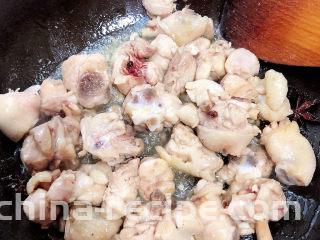 生炒鸡,大约炒三五分钟，将鸡肉中的水分炒掉。