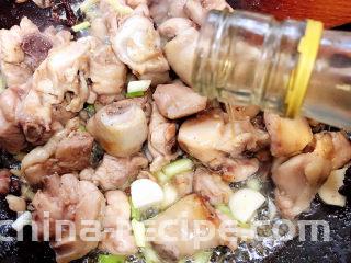 生炒鸡,加入料酒，翻炒均匀。