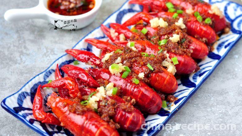 The method of splashing garlic oil on crayfish