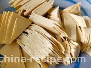 红烧豆皮,豆皮改刀切块