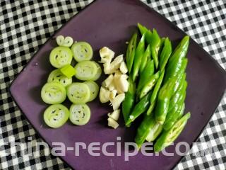红烧豆皮,调料切好备用
大葱大蒜线椒