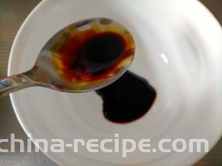 红烧豆皮,准备红烧酱汁
老抽一小勺