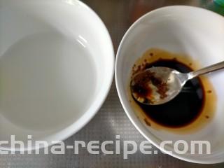 红烧豆皮,搅拌均匀备用，再另外准备一些水淀粉备用
淀粉加水搅拌均匀即可