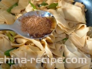 红烧豆皮,最后加入适量十三香