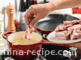 梅香秋意小排,冷水下锅。