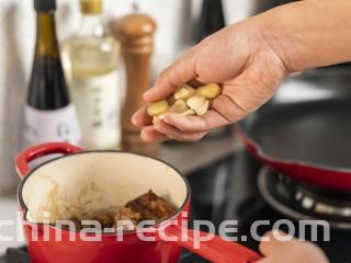 梅香秋意小排,放入姜片、蒜片。