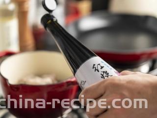 梅香秋意小排,放入红烧酱油。