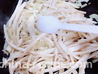 孜然杏鲍菇,加入盐，翻炒均匀。
