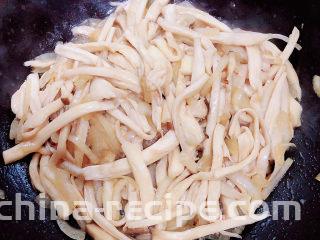 孜然杏鲍菇,将杏鲍菇的汤汁炒没有即可。