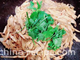 孜然杏鲍菇,撒上香草段，翻炒均匀。