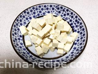鸡蛋豆腐羹,把豆腐切成小块