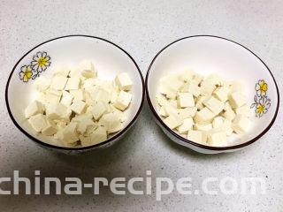 鸡蛋豆腐羹,把焯好的豆腐沥干水份，分别放入2个碗里