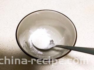 鸡蛋豆腐羹,玉米淀粉放入碗里