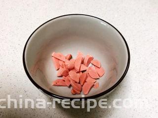 鸡蛋豆腐羹,儿童火腿肠切成小片