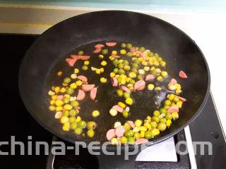 鸡蛋豆腐羹,加入甜玉米和青豆翻炒均匀
