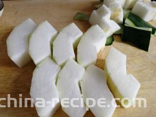 冬瓜红肠烩饭,冬瓜去皮，去瓤。