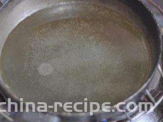 蒜香油泼小龙虾,锅里倒入油，小火加热至六成热，然后关掉火。