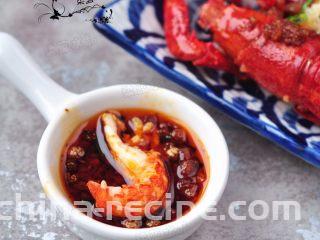 蒜香油泼小龙虾,香气扑鼻。