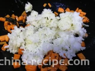 橄榄菜炒饭,倒入剩米饭。