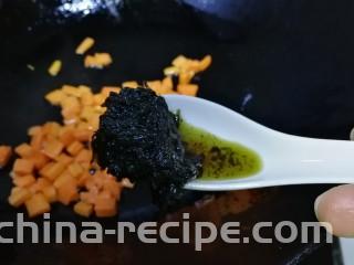 橄榄菜炒饭,放入一勺橄榄菜。