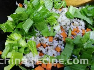 橄榄菜炒饭,加入小白菜段，文火翻炒均匀。