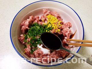 重庆红油抄手,加入生抽和料酒