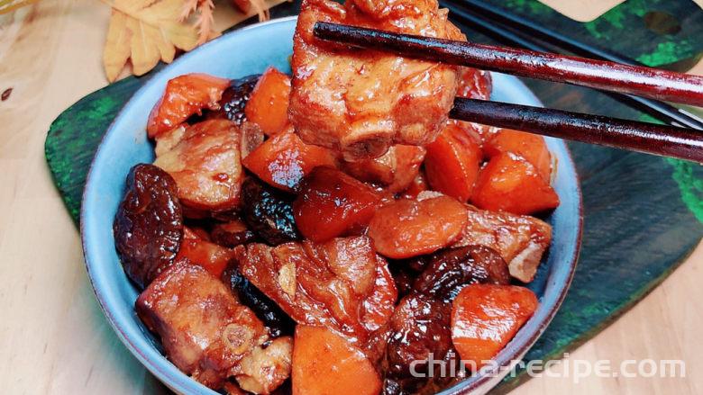 The method of stewing pork ribs with carrots