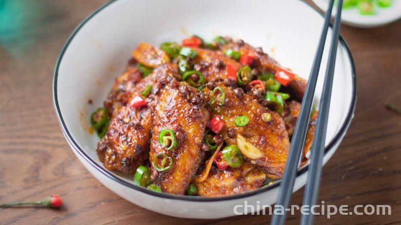 The recipe for making spicy chicken wings in a dry pot