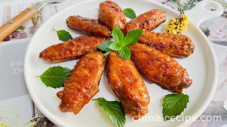 The method of baking chicken wings with egg yolk