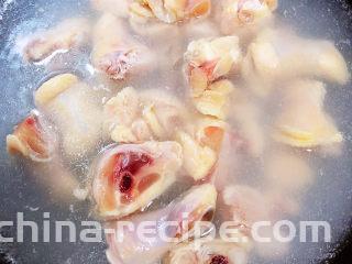 香菇焖鸡,锅中烧开水，焯一下鸡肉。