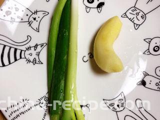 香菇焖鸡,准备好葱姜。